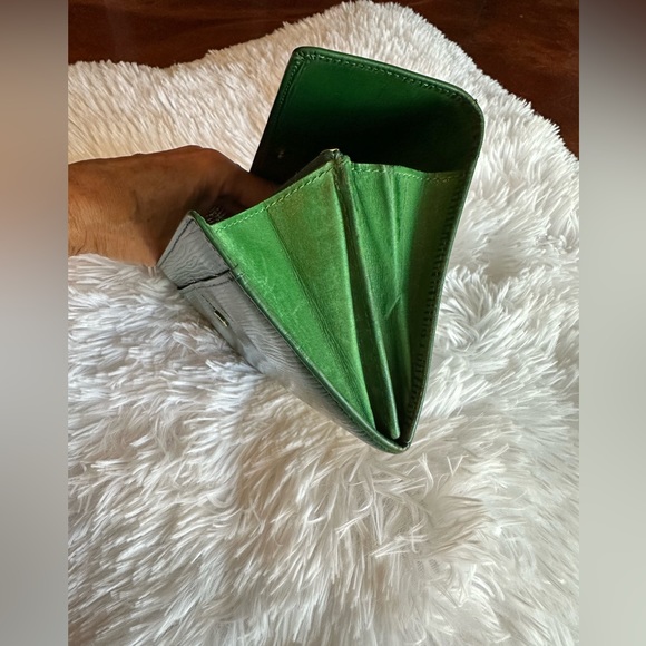 Louis Vuitton Epi Wallet w/ Unbranded Chain, LV Bag LV Ribbon & LV Sample Parfum - Picture 10 of 15